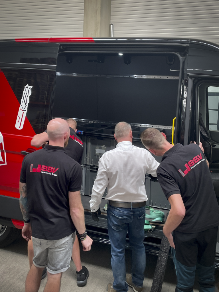 SSV-Mitarbeiter besprechen Maßnahmen zur Ladungssicherung bei Kleintransportern